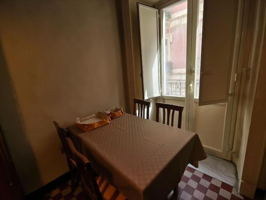 Retroetnea - Appartamento In Centro Storico - Con Camere Comunicanti Катания Экстерьер фото